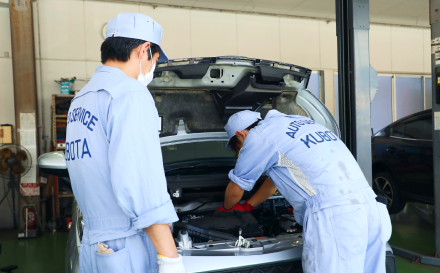 車の修理をしている男性スタッフ2名